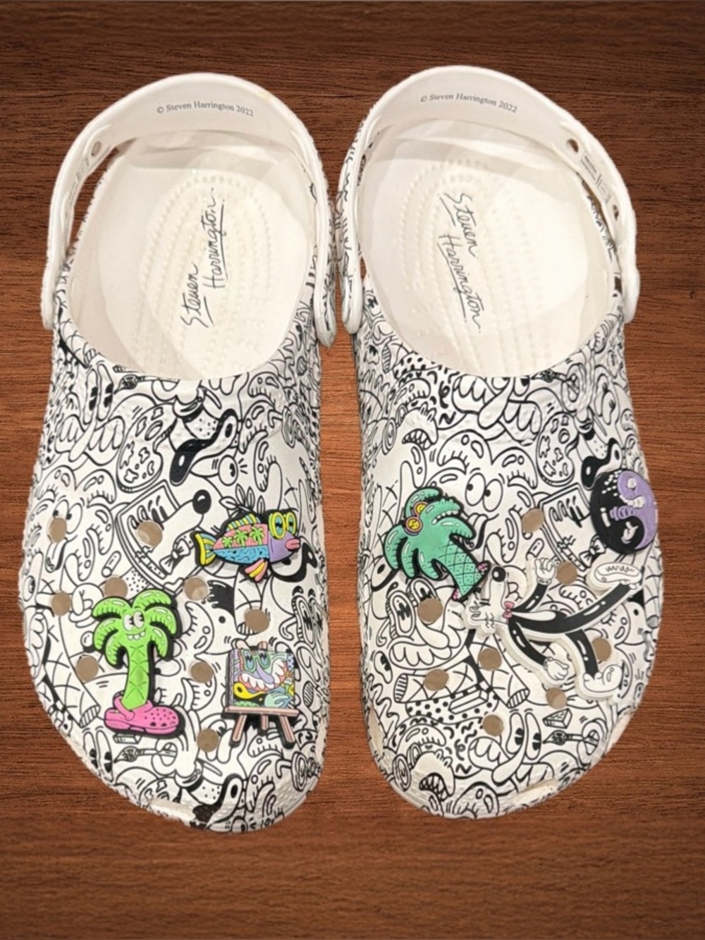 CROKCS CLASSIC CLOG .STEVEN HARRINGTON COLLAGE ART WHITE/BLACKMENS 10 women’s 12